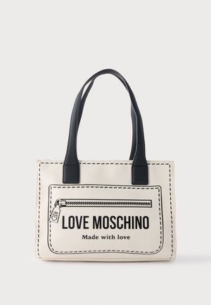 Biała prostokątna torba typu tote z czarnymi uchwytami, zamkiem błyskawicznym z przodu oraz napisem "LOVE MOSCHINO Made with love" nadrukowanym na czarno z przodu.