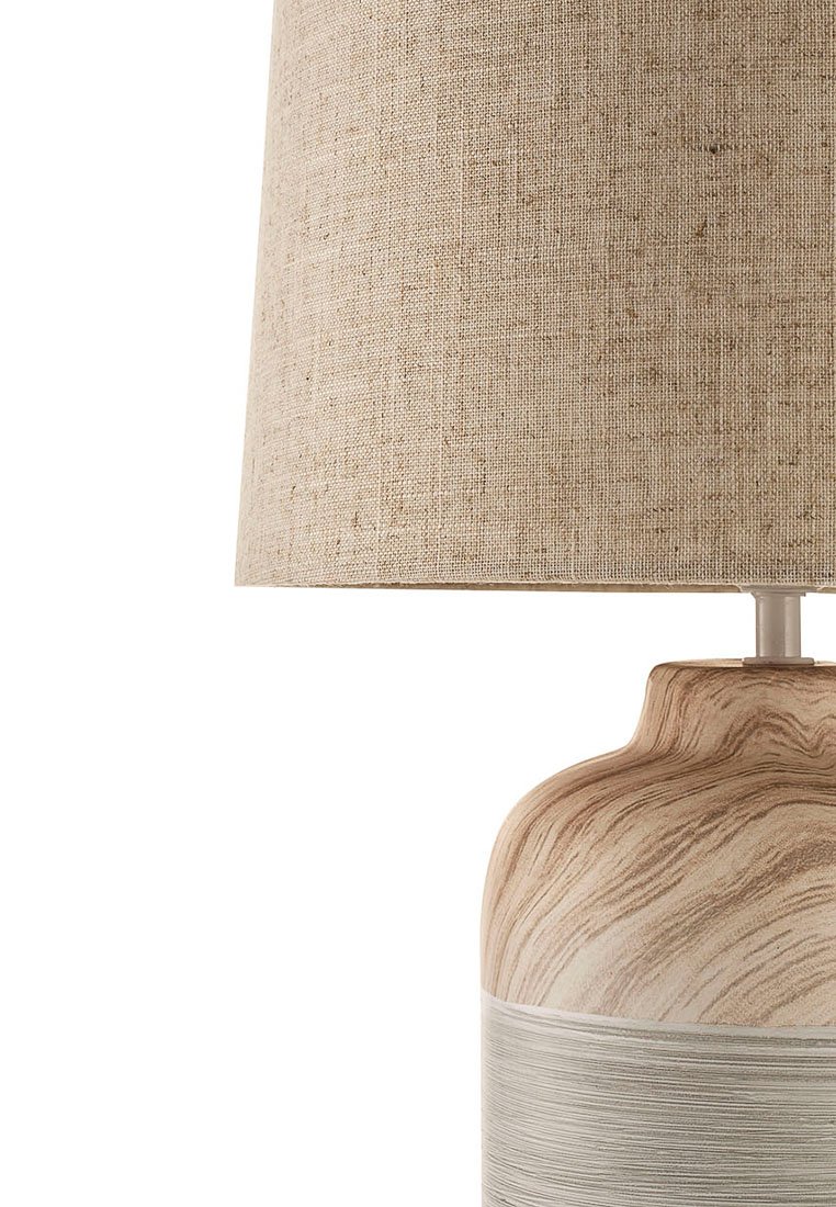 Tischlampe mit einem Keramikfuß, der ein Holzmaserungsmuster in Hellbeige und Braun aufweist, gekrönt von einem sandfarbenen, strukturierten Lampenschirm.