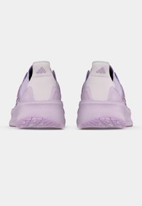 Fioletowe buty sportowe z miękką cholewką i teksturowaną podeszwą. Wyposażone w amortyzowaną piętę oraz logo adidas na tyle, zaprojektowane dla komfortu.