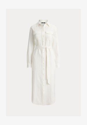 Lang hvid skjortekjole med krave, lange ærmer, to brystlommer og matchende stofbælte i taljen.