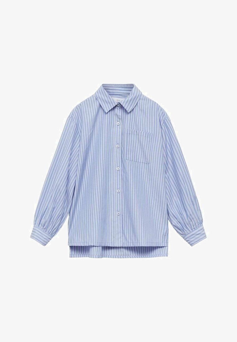 Chemise bleu clair à manches longues avec des rayures blanches verticales, un col pointu, des poignets, une poche avant et un ourlet arrière légèrement plus long.