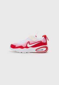 Zapatilla deportiva roja y blanca con parte superior de malla, suela de goma, cierre de tira y detalle de amortiguación de aire en el talón.