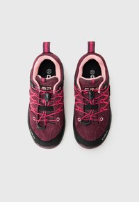 Zapatillas de escalada en ante burdeos con suelas de goma negra, que cuentan con cordones rosas, una lengüeta y un sistema de cierre ajustable.