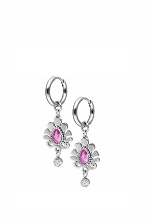 Silberne Creolen mit blumenförmigen Silberanhängern, jeweils mit einem rosa tropfenförmigen Edelstein und einem kleinen hängenden klaren Rundstein.