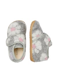 Šedé měkké pantofle s bílými a růžovými květinovými vzory, s páskem na suchý zip, zaobleným tvarem, jemnou texturou a gumovou podrážkou pro lepší přilnavost.