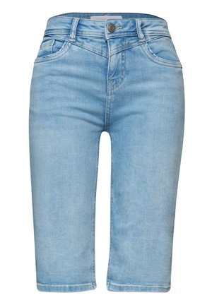 Short en denim bleu clair, longueur genou, avec fermeture par boutons devant, passants de ceinture et poches avant, présenté sur fond blanc.