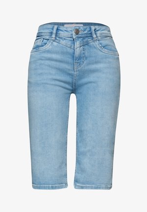 Hellblaue Denim-Shorts bis zum Knie mit vorderem Knopfverschluss, Gürtelschlaufen und Vordertaschen, gezeigt auf weißem Hintergrund.