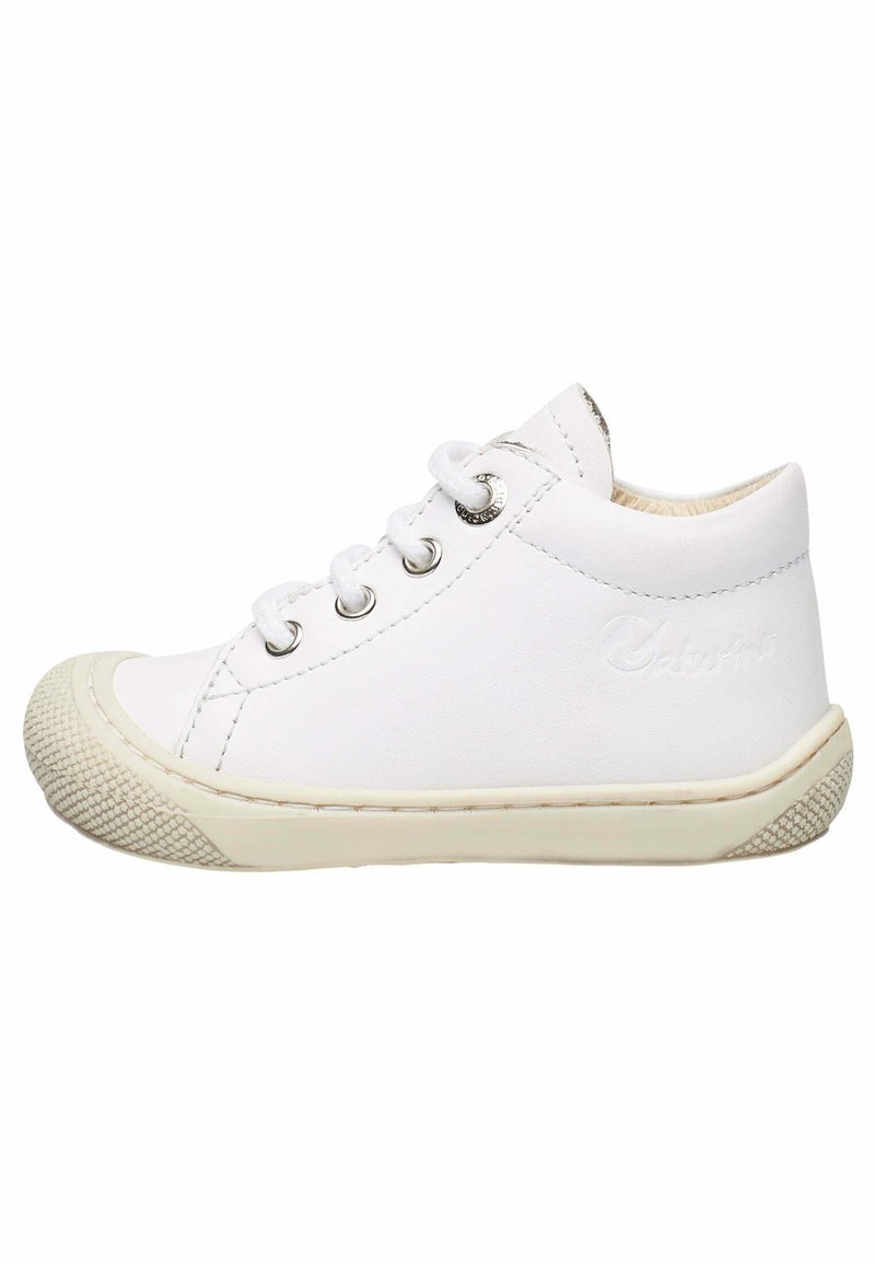 Witte leren hoge sneakers met ronde neus, vetersluiting, gestructureerde rubberen buitenzool en logo-details aan de zijkant.