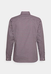 Camicia da uomo a maniche lunghe con bottoni, con un motivo a quadretti piccoli bordeaux e bianchi, mostrata dal retro su uno sfondo bianco.