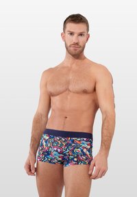 Bunte gemusterte Boxer-Brief mit einem marineblauen Bund, die auf einem dunklen Grund wirbelnde Designs in mehreren Farben zeigen, aus elastischem Material gefertigt.
