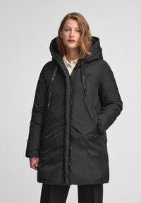 Czarny puchowy płaszcz posiada kaptur, zamek błyskawiczny z przodu oraz kieszenie boczne. Wykonany z gładkiego, wodoodpornego materiału z subtelnymi akcentami marki.