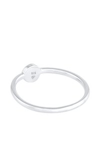 Inel din argint sterling cu un bandă circulară și netedă; prezintă un detaliu superior mic și rotund marcaj cu "925". Design simplu și elegant.