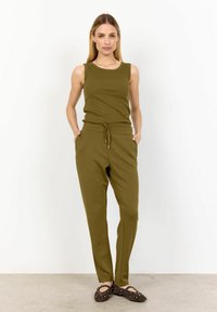 Olivově zelený tílko a odpovídající jogger kalhoty s elastickým pasem a kapsami. Měkká látka, slim fit a ploché boty se hroty.
