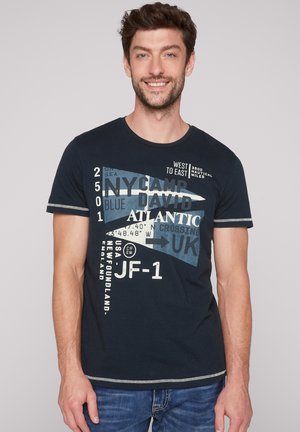 Camiseta de color navy hecha de algodón con cuello redondo, que presenta acentos gráficos en texto blanco y azul, y un borde texturizado en las mangas.