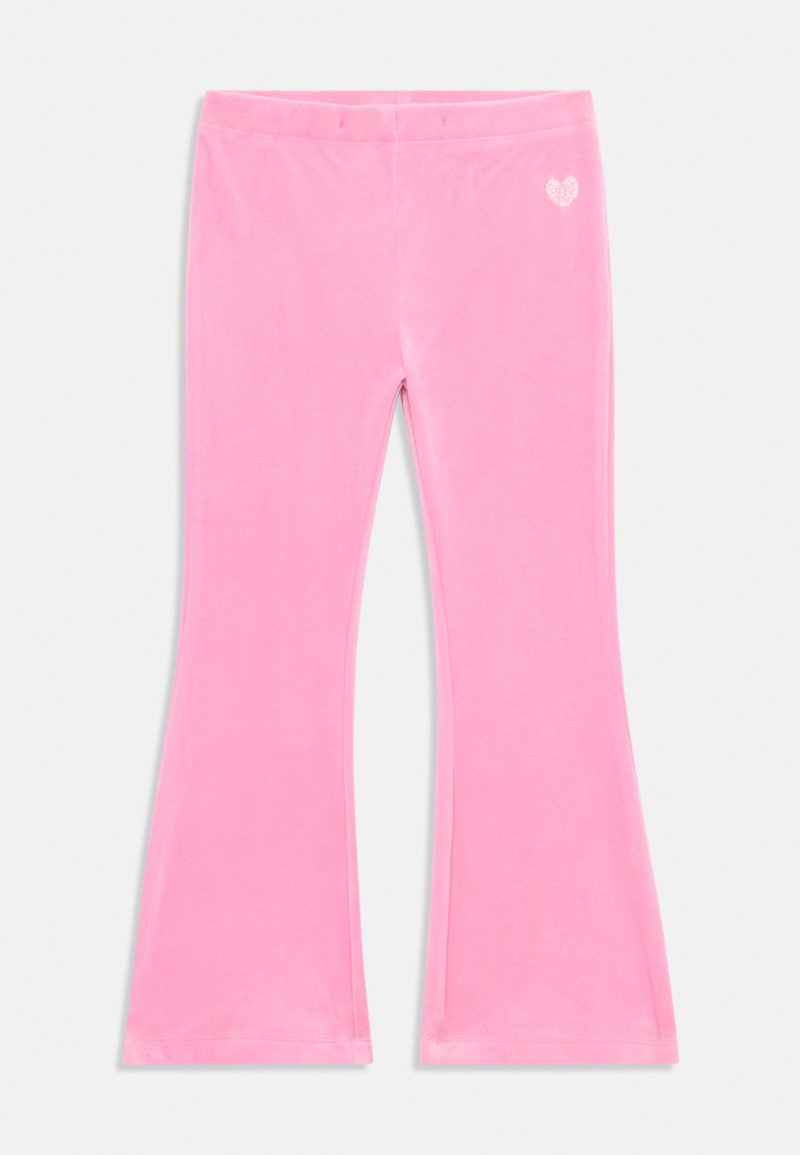 Pantalons évasés roses en velours doux, dotés d'une taille avec deux petits boutons à l'avant et d'un petit logo en forme de cœur sur la hanche.