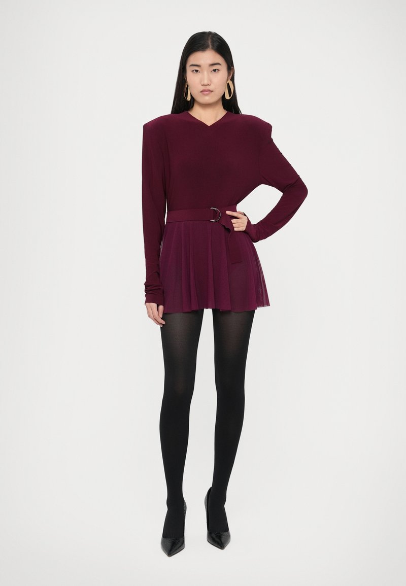 Norma Kamali LONG SLEEVE SHOULDER PAD V NECK FLARED PICKLEBALL - Day dress - plum/bordeaux - Zalando.co.uk Norma Kamali LONG SLEEVE SHOULDER PAD V NECK FLARED PICKLEBALL - Day dress - plum/bordeaux - Zalando.co.uk