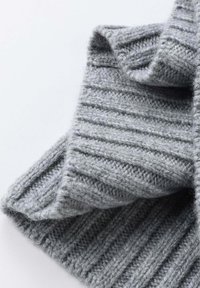 Gestrickter grauer Schal mit vertikaler Rippstruktur. Weiches Wollmaterial, das ein dickes und warmes Design mit leicht helleren grauen Akzenten aufweist.