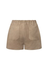Beige Wildleder-Shorts mit elastischem Bund und zwei quadratischen Gesäßtaschen, von hinten auf weißem Hintergrund gezeigt.