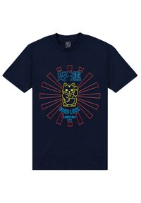Camiseta de algodón de color marino con un diseño de un gato amarillo con una pata levantada, rodeado de rayos rojos y texto azul que dice "Good Luck Ramen Bar Tokyo."