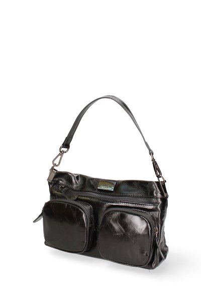 Sac à main en cuir noir avec deux poches zippées à l'avant, une bandoulière et une finition brillante. Présente une petite étiquette de logo sur le corps principal.