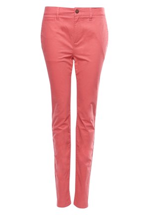 Slanke broek in koraalroze met knoop aan de voorkant, riemlussen en zijzakken, weergegeven op een witte achtergrond.