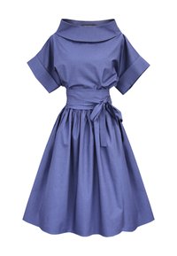 Niebieska bawełniana sukienka z szerokim kołnierzem, krótkimi rękawami, wyraźnie zaznaczoną talią i rozkloszowanym dołem. Posiada zawiązywany pasek, który umożliwia regulację dopasowania.
