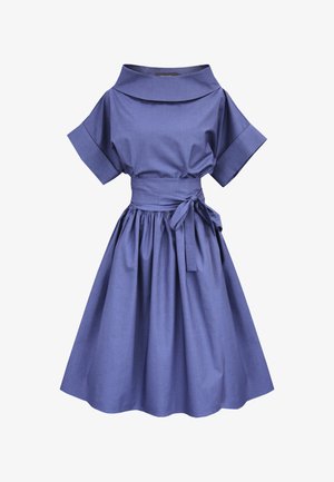 Niebieska bawełniana sukienka z szerokim kołnierzem, krótkimi rękawami, wyraźnie zaznaczoną talią i rozkloszowanym dołem. Posiada zawiązywany pasek, który umożliwia regulację dopasowania.