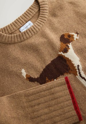 Lammullströja i ljusbrun med en hundmotif i mörkbrun, vit och orange. Ribbat nacke och mudd med en röd detalj.