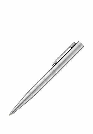 Elegantné strieborné kovové guľôčkové pero s klipom na bielom pozadí, nasadené viečko a špičkou smerujúcou dolu doľava.