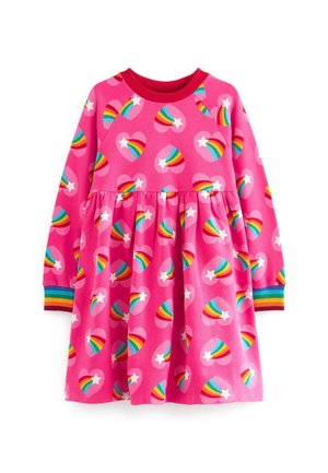 Vaaleanpunainen pitkähihaista mekko, jossa on kerätty vyötärö, koristeltu sateenkaarenraidallisilla sydämillä ja tähdillä sekä sateenkaarenraidallisilla hihoilla.