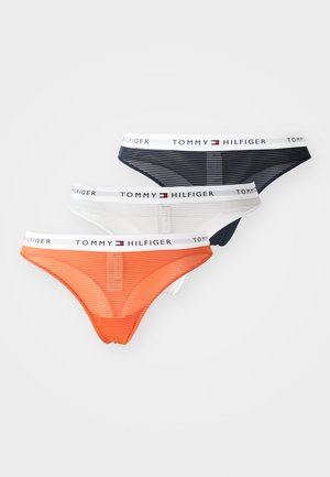 Három darab női tangát tartalmazó szett narancssárga, fehér és tengerészkék színben. Mindegyiken csíkozott mintázat és fehér derékpánt található a márka logójával.