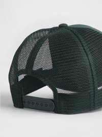 Σκούφος μπέιζμπολ σκουροπράσινου χρώματος με καμπύλη γείσο, ρυθμιζόμενο κούμπωμα πλαστικού snap και λεπτομέρεια με κουμπί στην κορυφή. Υλικό με υφή.