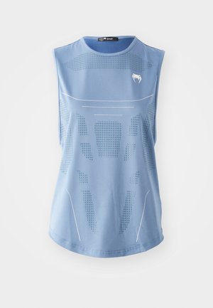 Gaiši zils bez piedurknēm sporta tops no gludas auduma, ar perforētiem motīviem un baltiem akcentiem. Uz etiketēm pie kakla ir rakstīts "Maza".