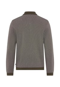 Braunes langärmliges Polohemd aus strukturiertem Stoff; es hat einen dunkelgrünen Kragen und Bündchen, einen geraden Saum und keine sichtbaren Muster.