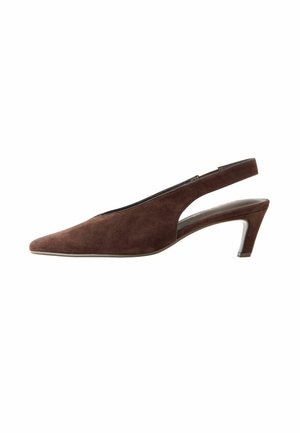 Ruskosuede slingback-kenkä, jonka kärki on terävä ja kantapää on keskipitkä ja viisto, sivuprofiili valkoista taustaa vasten.