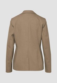 Blazer pour femmes sur mesure en tissu marron clair, avec une seule fente au dos, des épaules structurées et des manches longues.