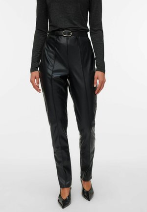 Crne hlače od umjetne kože s visokim strukom, s vertikalnim šavovima i remenom. Hlače su krojene i uskog kroja, s glatkom teksturom.