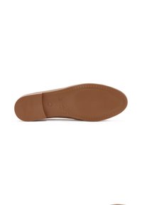 Suola di scarpa in gomma marrone con un motivo testurizzato, curvata all'estremità anteriore e con cuciture dettagliate sul bordo. Design piatto e largo per stabilità.
