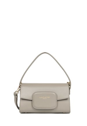 Petit sac à main rectangulaire en cuir gris avec une poignée courte et un logo doré "Lancaster Paris" sur la poche à rabat avant.