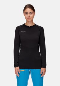 Schwarzes Langarmshirt mit Rundhalsausschnitt und strukturierten Details. Mit dem Logo "MAMMUT" in Weiß auf der oberen linken Brust.