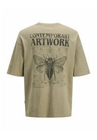 Camiseta de algodón verde oliva con un gran gráfico de polilla negra y el texto "ARTE CONTEMPORÁNEO" en la parte posterior. Corte relajado, mangas cortas.