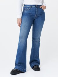 Jeans a zampa d'elefante blu in denim con vita alta, dotati di tasche frontali, leggero sbiadimento e un'etichetta con il marchio sulla parte anteriore.