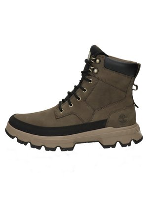 Brun og sort vandtæt vandrestøvle med tyk gummisål, snørelukning foran, polstret ankelkrave og Timberland-logo på siden.