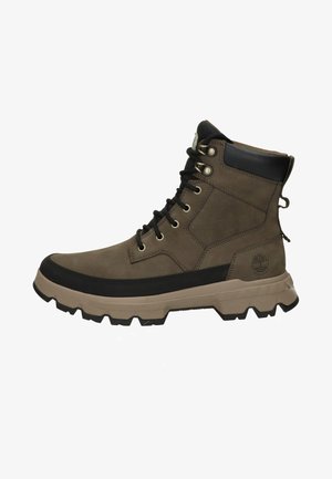 Brązowy i czarny wodoodporny but turystyczny z grubą gumową podeszwą, sznurowanym przodem, wyściełanym kołnierzem wokół kostki oraz logo Timberland po boku.