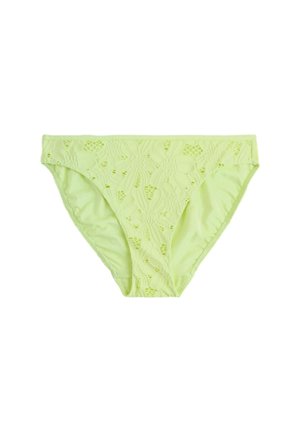 Sous-vêtement style bikini en dentelle vert clair avec motifs floraux découpés sur fond blanc uni.