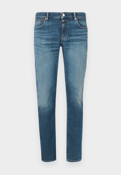 Jean en denim bleu avec une coupe droite, une texture délavée, cinq poches, une fermeture à bouton métal, et des détails de couture orange.