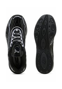 Scarpe sportive nere con una finitura lucida, caratterizzate da accenti bianchi, una suola in gomma nera testurizzata e un collarino imbottito con logo.