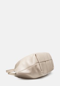 Borsa in pelle beige con forma arrotondata, superficie testurizzata e doppi manici per le spalle. Presenta dettagli cuciti e una base piatta per la stabilità.
