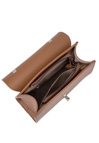 Portafoglio in pelle color tan con finitura testurizzata, dotato di chiusura con zip, hardware in argento e diversi scomparti per l'organizzazione.