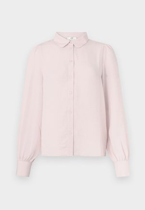 Camicia rosa chiaro a maniche lunghe con colletto, davanti con bottoni e maniche arricciate, realizzata in tessuto morbido con una texture liscia.